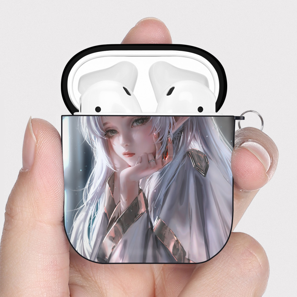 （画像用） 葬送のフリーレン Frieren AirPods 第2世代保護ケース ハードシェル ブラック 耐衝撃・防指紋・カラビナ付き