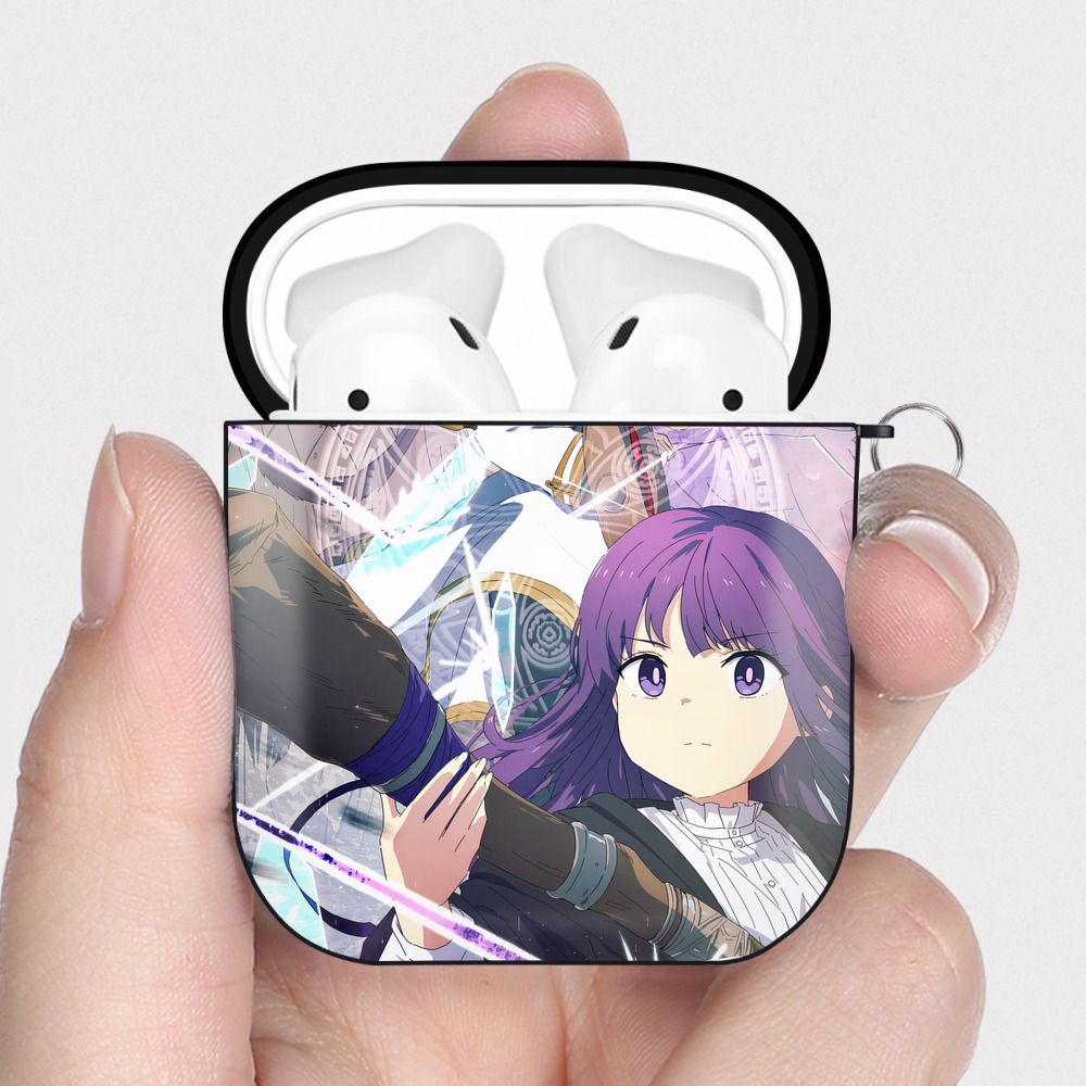 （画像用） 葬送のフリーレン Frieren AirPods 第2世代保護ケース ハードシェル ブラック 耐衝撃・防指紋・カラビナ付き