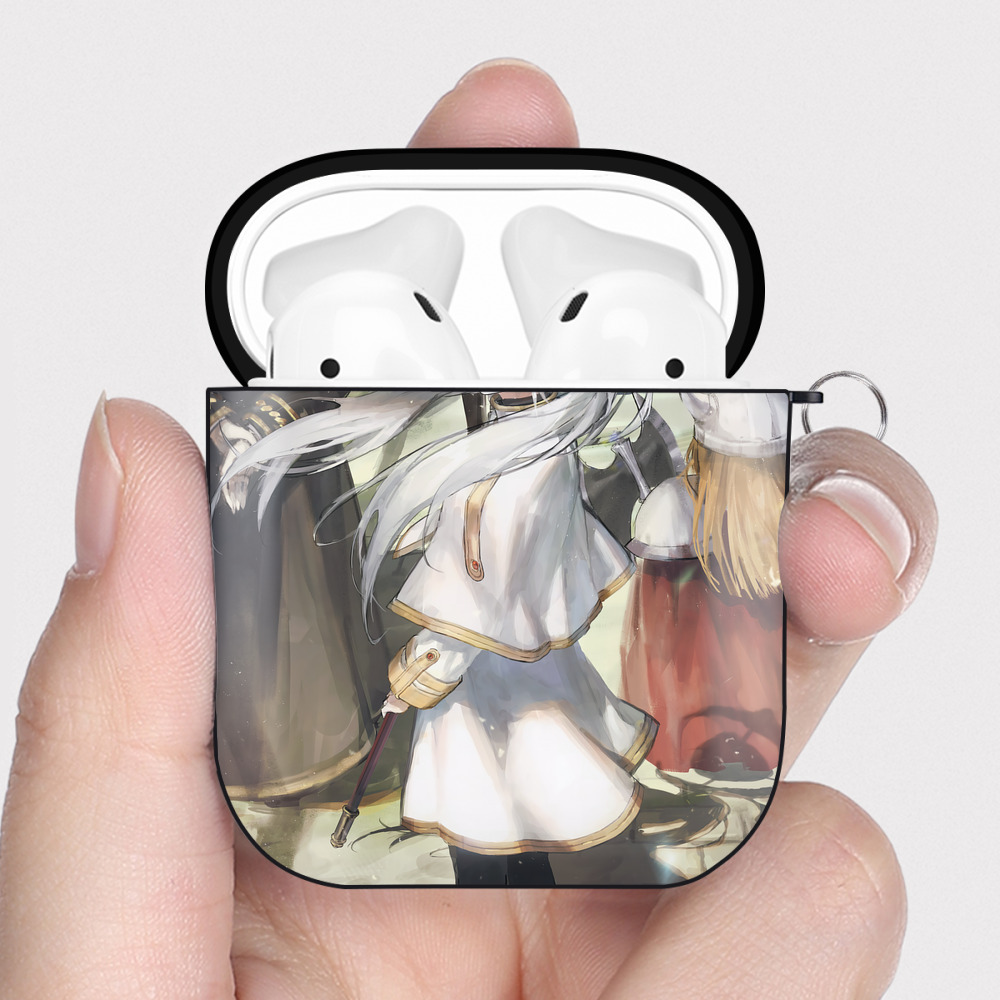 （画像用） 葬送のフリーレン Frieren AirPods 第2世代保護ケース ハードシェル ブラック 耐衝撃・防指紋・カラビナ付き