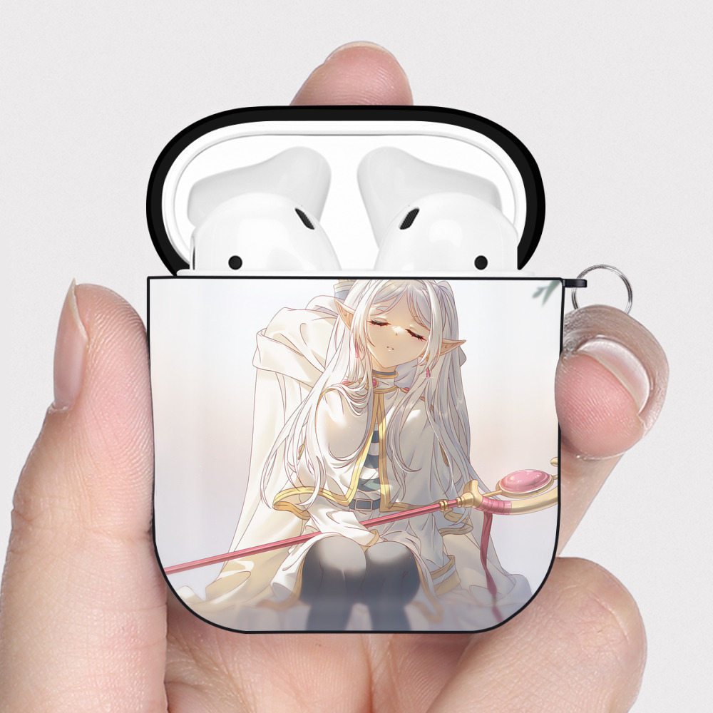 （画像用） 葬送のフリーレン Frieren AirPods 第2世代保護ケース ハードシェル ブラック 耐衝撃・防指紋・カラビナ付き