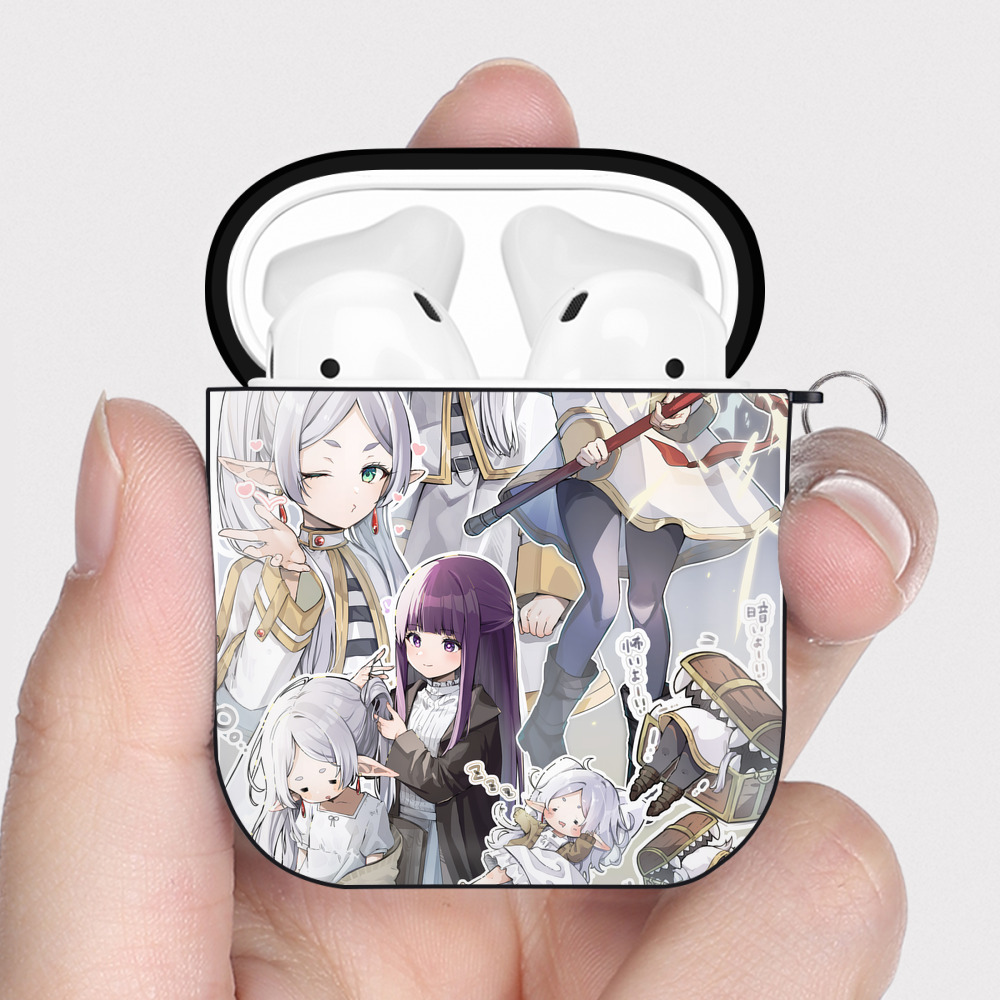 （画像用） 葬送のフリーレン Frieren AirPods 第2世代保護ケース ハードシェル ブラック 耐衝撃・防指紋・カラビナ付き