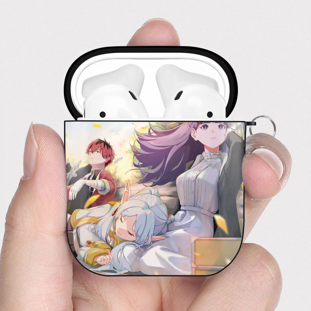 （画像用） 葬送のフリーレン Frieren AirPods 第2世代保護ケース ハードシェル ブラック 耐衝撃・防指紋・カラビナ付き