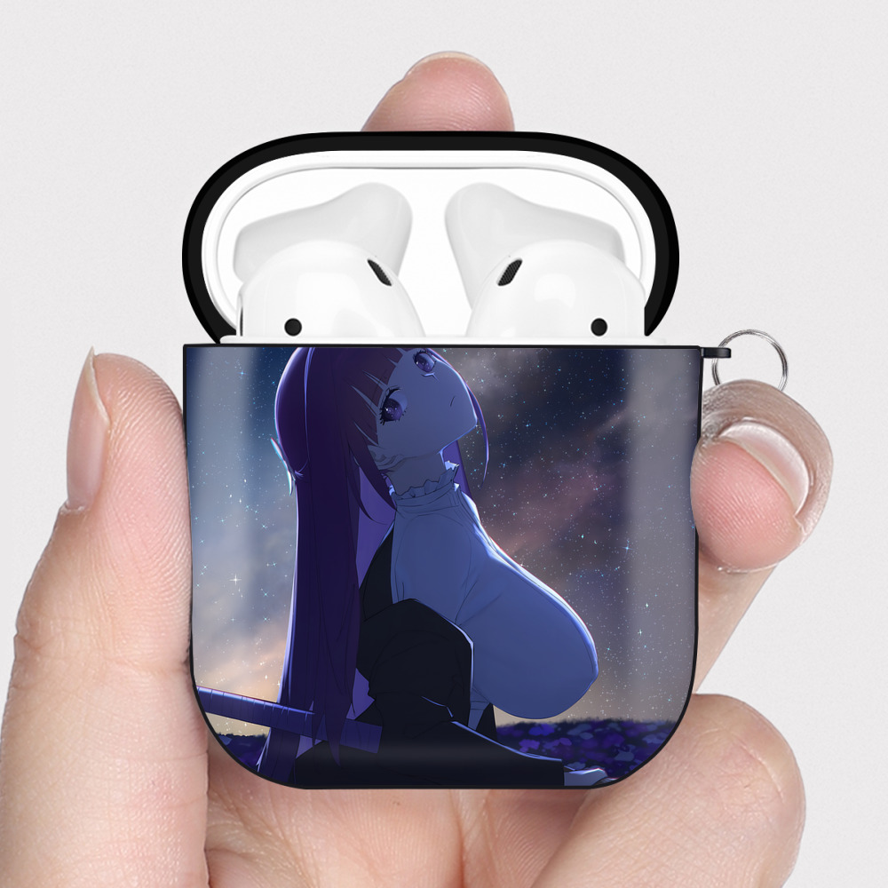 （画像用） 葬送のフリーレン Frieren AirPods 第2世代保護ケース ハードシェル ブラック 耐衝撃・防指紋・カラビナ付き