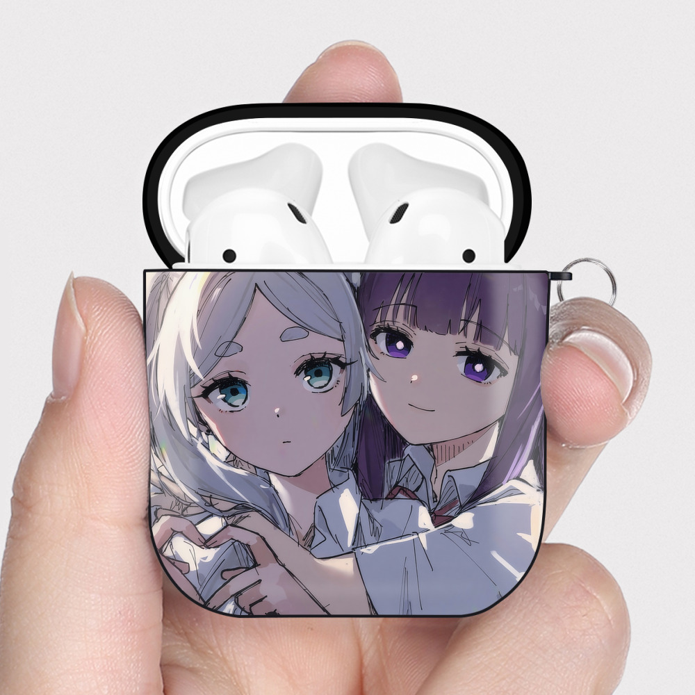 （画像用） 葬送のフリーレン Frieren AirPods 第2世代保護ケース ハードシェル ブラック 耐衝撃・防指紋・カラビナ付き