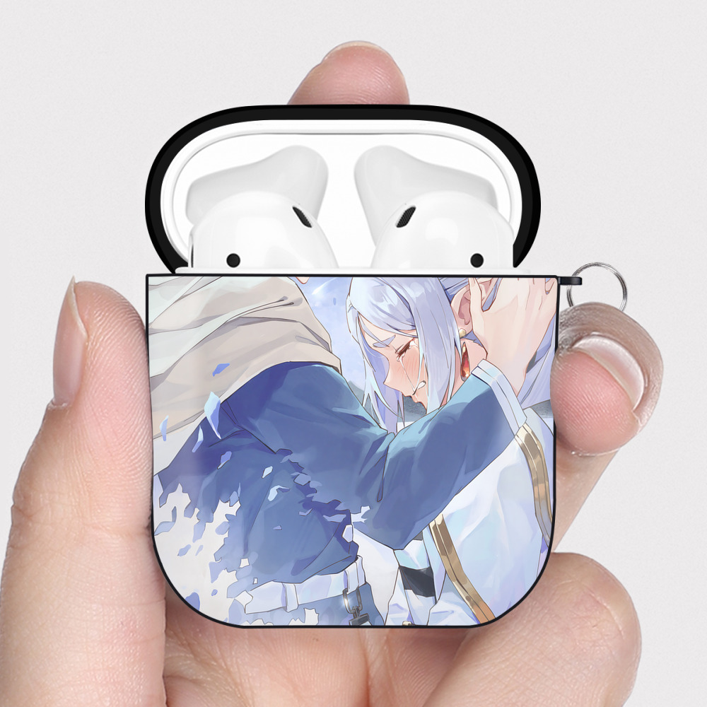（画像用） 葬送のフリーレン Frieren AirPods 第2世代保護ケース ハードシェル ブラック 耐衝撃・防指紋・カラビナ付き