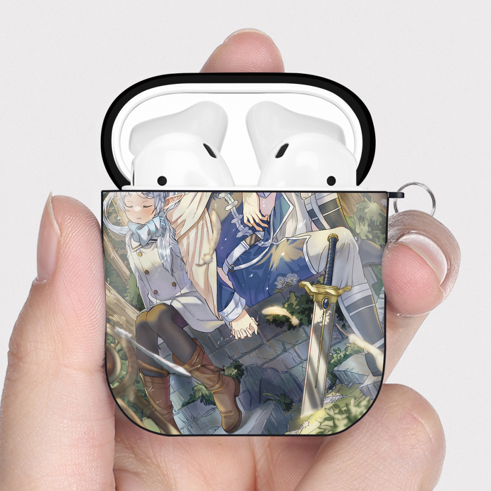 （画像用） 葬送のフリーレン Frieren AirPods 第2世代保護ケース ハードシェル ブラック 耐衝撃・防指紋・カラビナ付き