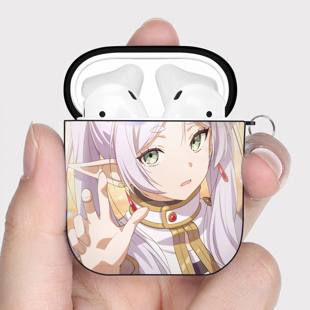 （画像用） 葬送のフリーレン Frieren AirPods 第2世代保護ケース ハードシェル ブラック 耐衝撃・防指紋・カラビナ付き