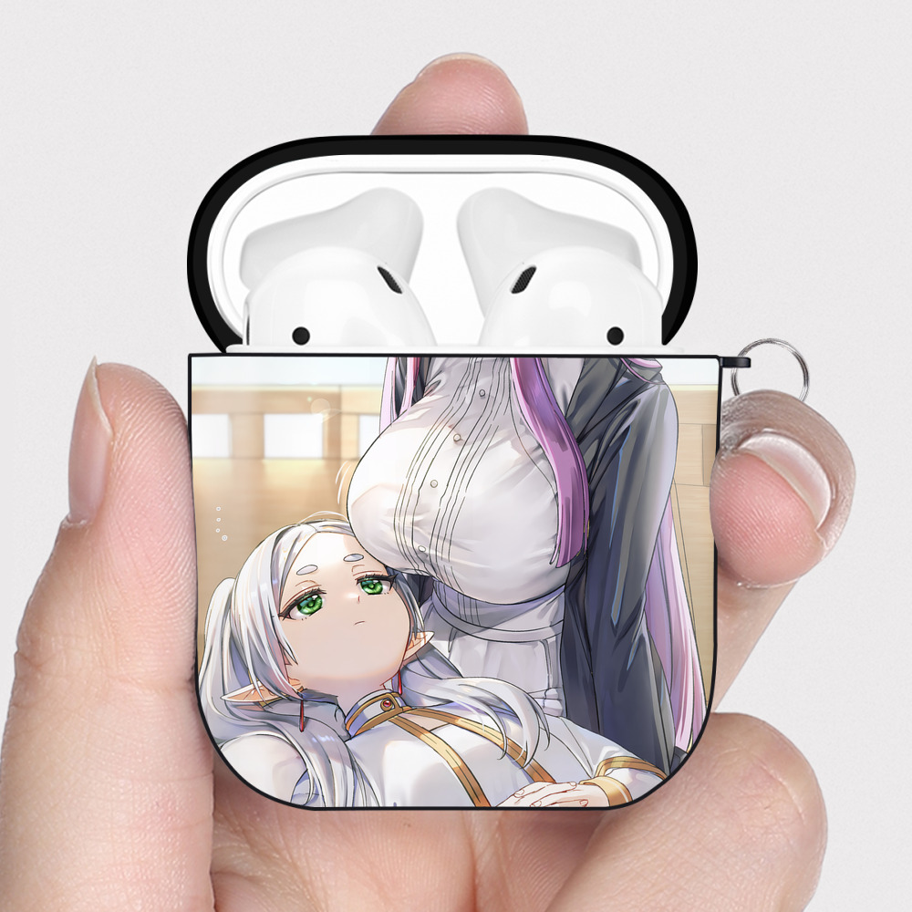 （画像用） 葬送のフリーレン Frieren AirPods 第2世代保護ケース ハードシェル ブラック 耐衝撃・防指紋・カラビナ付き