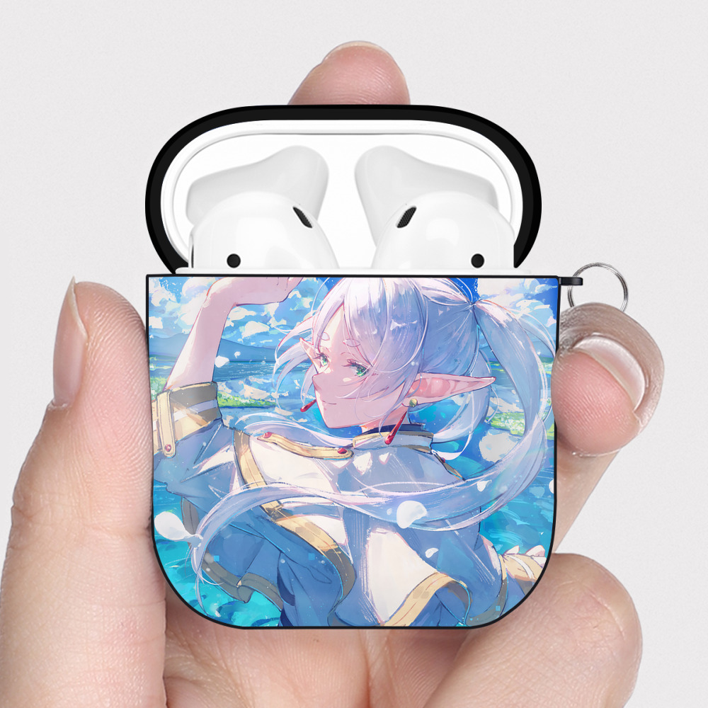 （画像用） 葬送のフリーレン Frieren AirPods 第2世代保護ケース ハードシェル ブラック 耐衝撃・防指紋・カラビナ付き
