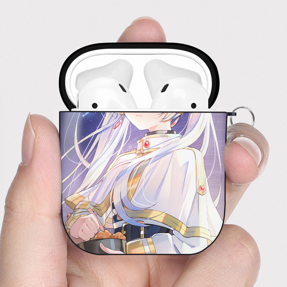 （画像用） 葬送のフリーレン Frieren AirPods 第2世代保護ケース ハードシェル ブラック 耐衝撃・防指紋・カラビナ付き
