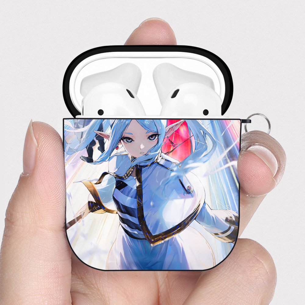 （画像用） 葬送のフリーレン Frieren AirPods 第2世代保護ケース ハードシェル ブラック 耐衝撃・防指紋・カラビナ付き