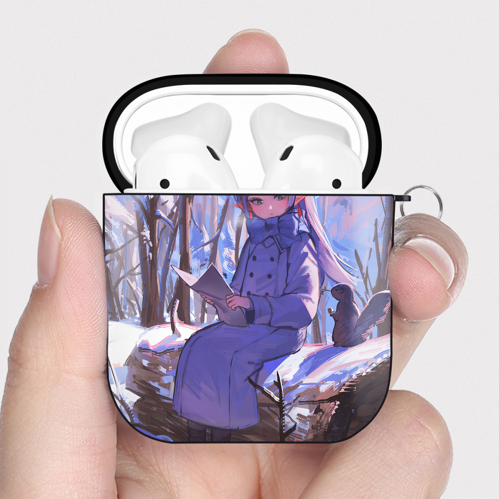 （画像用） 葬送のフリーレン Frieren AirPods 第2世代保護ケース ハードシェル ブラック 耐衝撃・防指紋・カラビナ付き