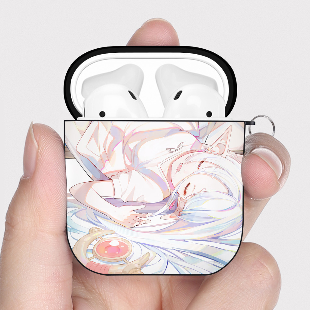 （画像用） 葬送のフリーレン Frieren AirPods 第2世代保護ケース ハードシェル ブラック 耐衝撃・防指紋・カラビナ付き