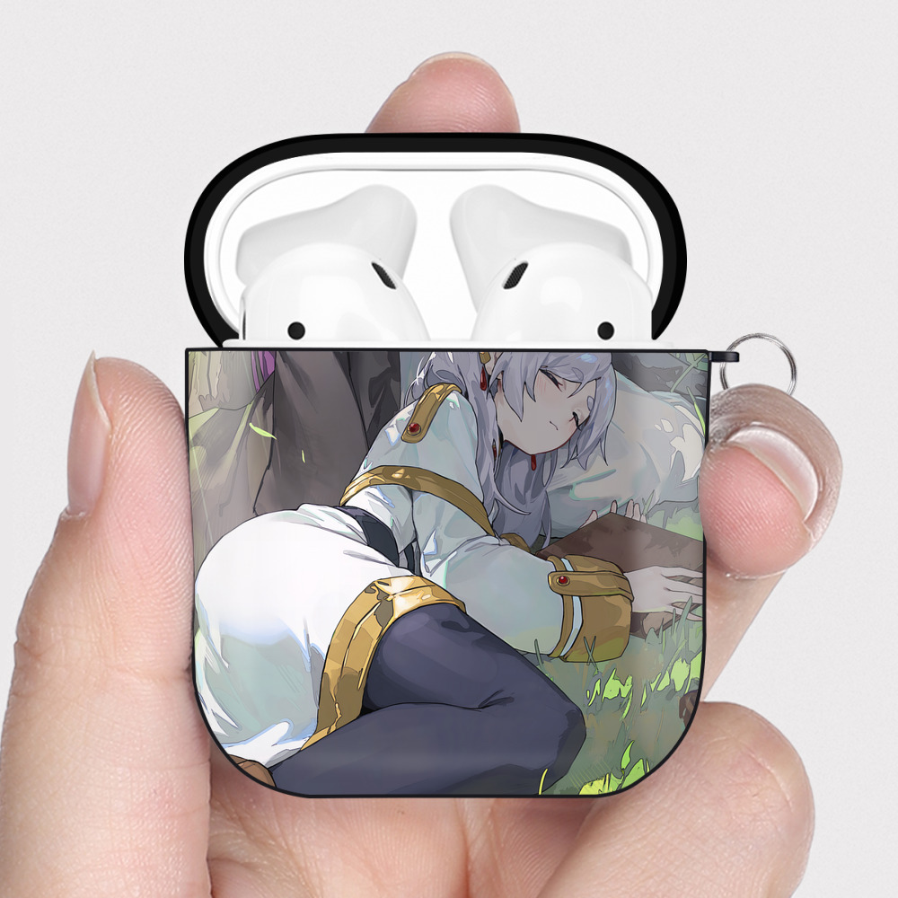 （画像用） 葬送のフリーレン Frieren AirPods 第2世代保護ケース ハードシェル ブラック 耐衝撃・防指紋・カラビナ付き