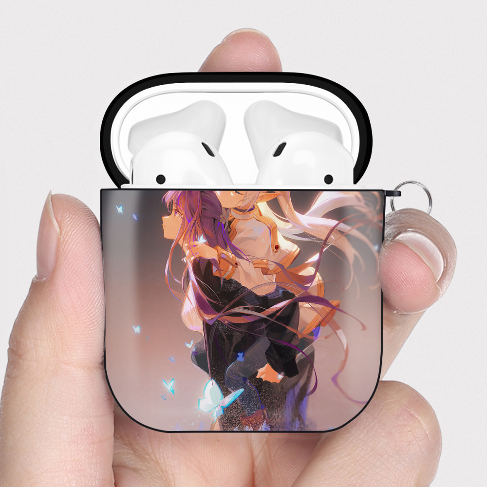 （画像用） 葬送のフリーレン Frieren AirPods 第2世代保護ケース ハードシェル ブラック 耐衝撃・防指紋・カラビナ付き