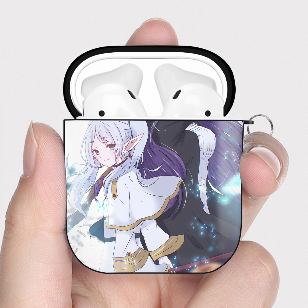 （画像用） 葬送のフリーレン Frieren AirPods 第2世代保護ケース ハードシェル ブラック 耐衝撃・防指紋・カラビナ付き
