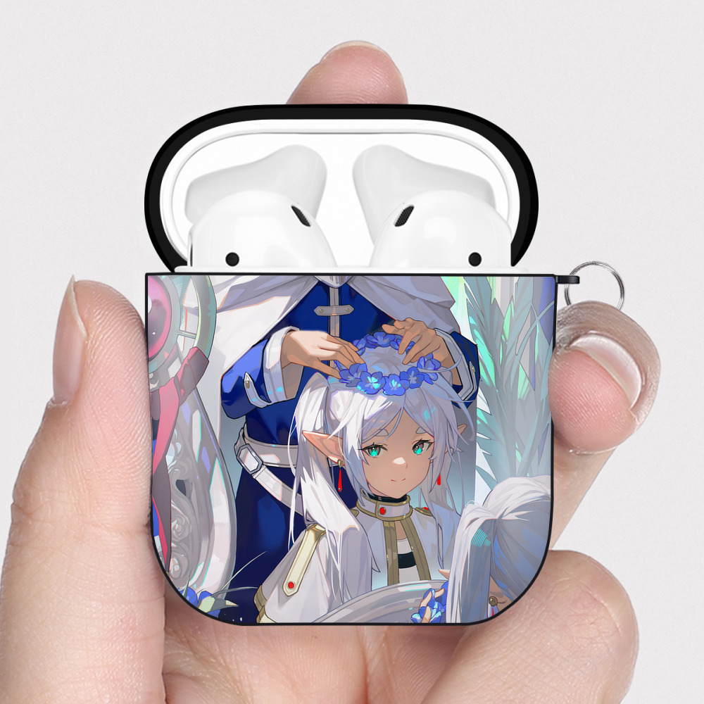 （画像用） 葬送のフリーレン Frieren AirPods 第2世代保護ケース ハードシェル ブラック 耐衝撃・防指紋・カラビナ付き