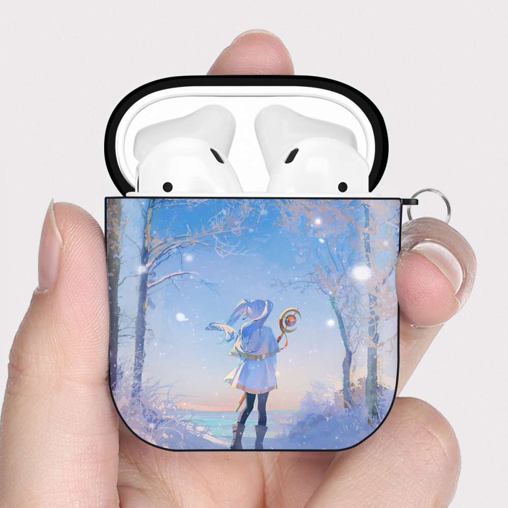 （画像用） 葬送のフリーレン Frieren AirPods 第2世代保護ケース ハードシェル ブラック 耐衝撃・防指紋・カラビナ付き