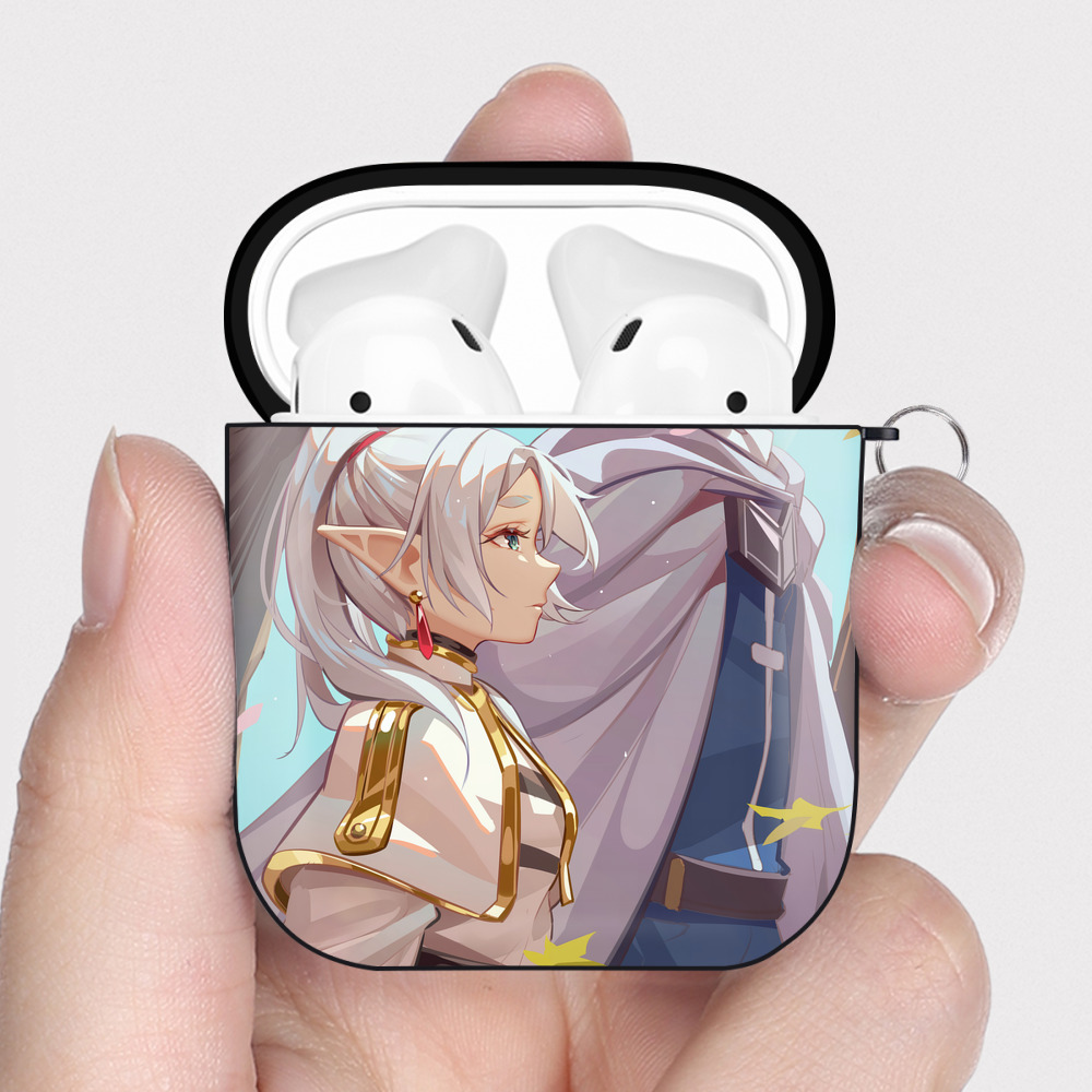 （画像用） 葬送のフリーレン Frieren AirPods 第2世代保護ケース ハードシェル ブラック 耐衝撃・防指紋・カラビナ付き