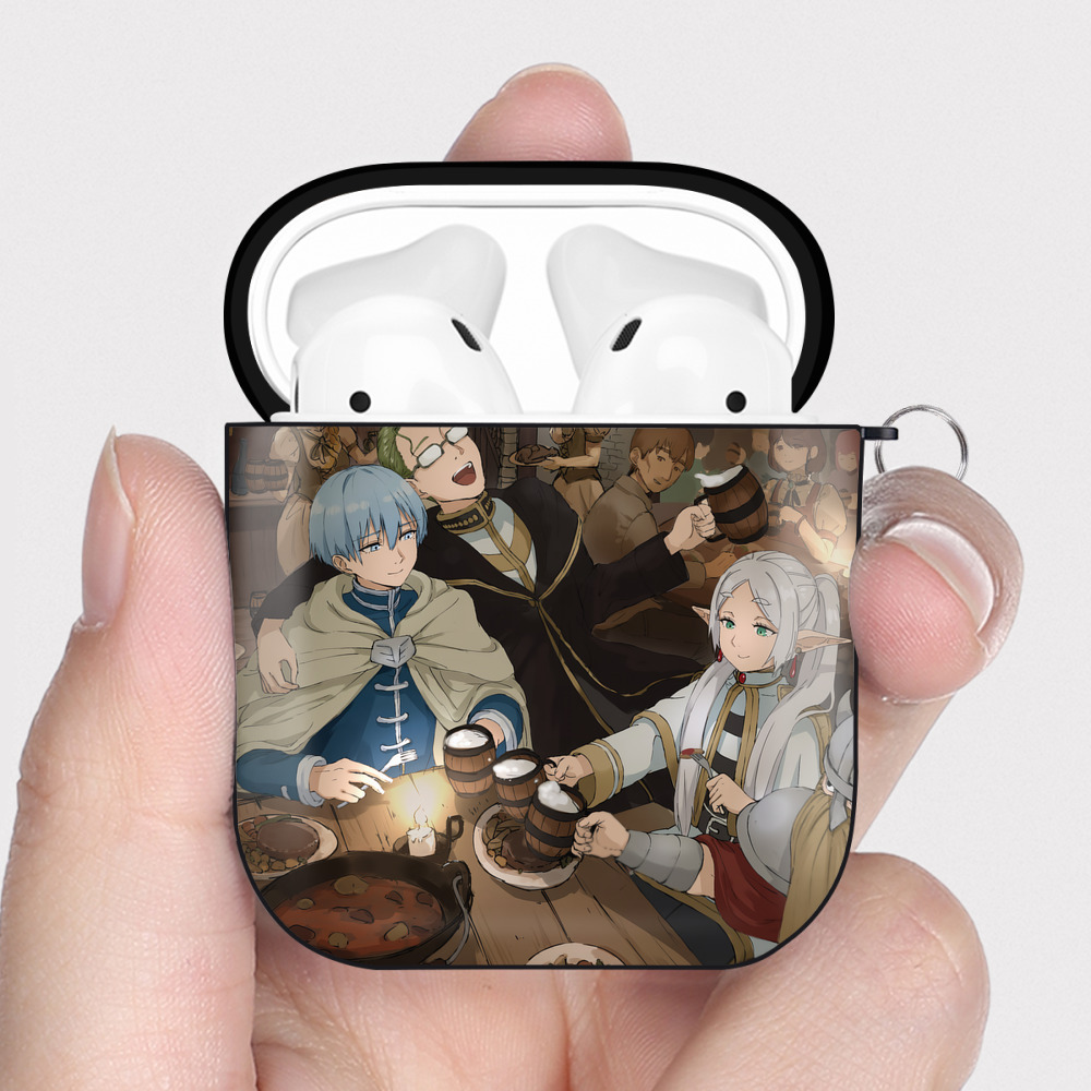 （画像用） 葬送のフリーレン Frieren AirPods 第2世代保護ケース ハードシェル ブラック 耐衝撃・防指紋・カラビナ付き
