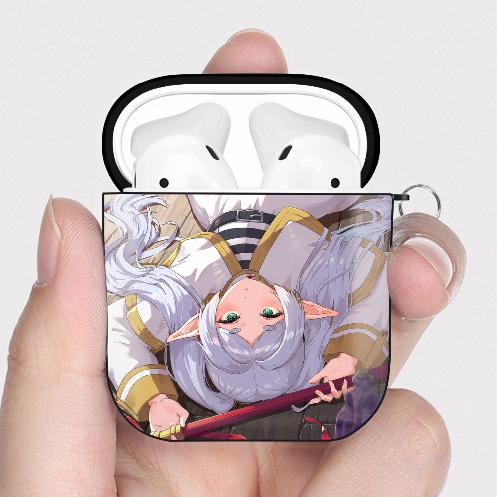 （画像用） 葬送のフリーレン Frieren AirPods 第2世代保護ケース ハードシェル ブラック 耐衝撃・防指紋・カラビナ付き