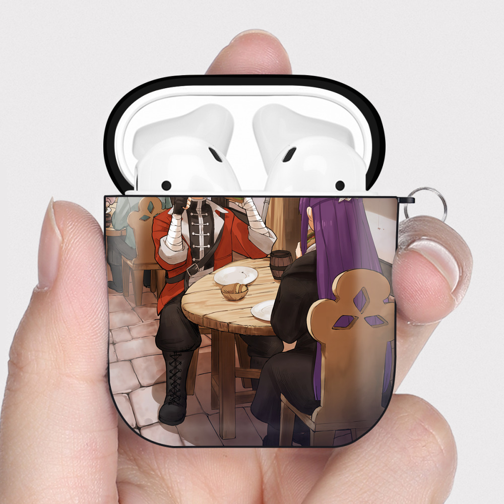 （画像用） 葬送のフリーレン Frieren AirPods 第2世代保護ケース ハードシェル ブラック 耐衝撃・防指紋・カラビナ付き