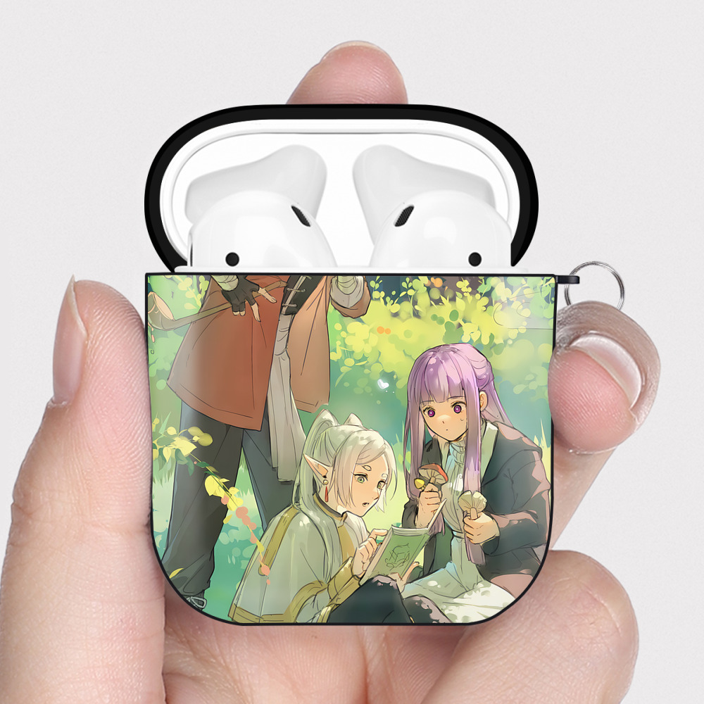 （画像用） 葬送のフリーレン Frieren AirPods 第2世代保護ケース ハードシェル ブラック 耐衝撃・防指紋・カラビナ付き