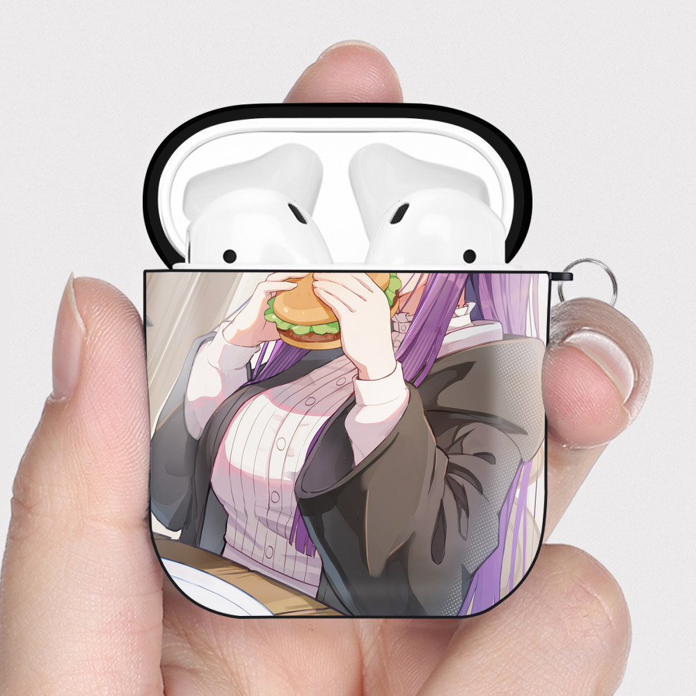 （画像用） 葬送のフリーレン Frieren AirPods 第2世代保護ケース ハードシェル ブラック 耐衝撃・防指紋・カラビナ付き