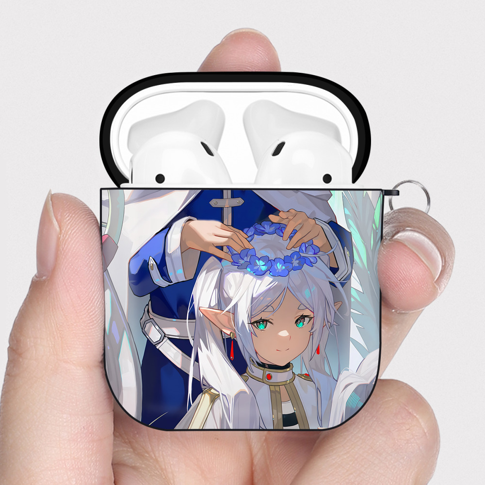 （画像用） 葬送のフリーレン Frieren AirPods 第2世代保護ケース ハードシェル ブラック 耐衝撃・防指紋・カラビナ付き