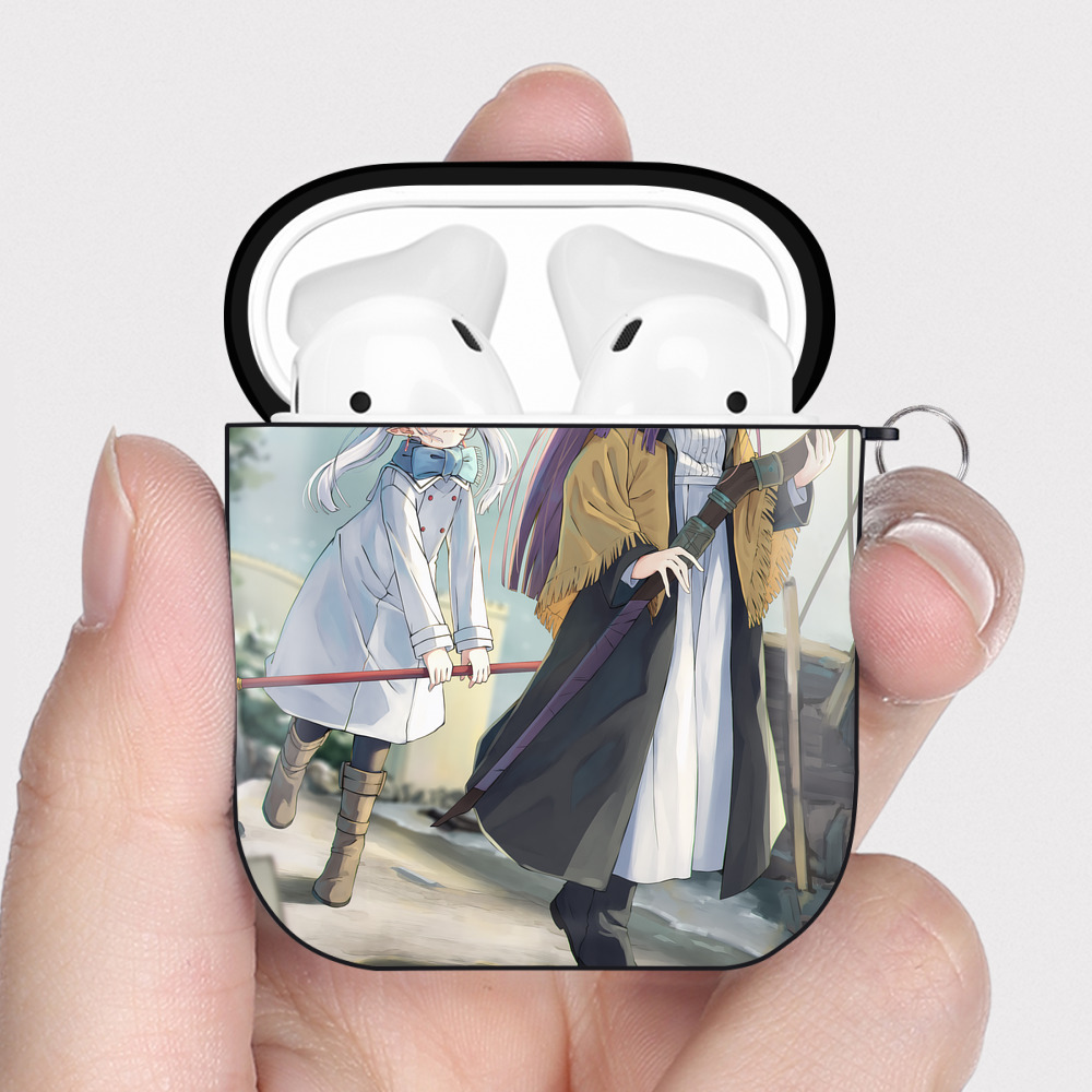（画像用） 葬送のフリーレン Frieren AirPods 第2世代保護ケース ハードシェル ブラック 耐衝撃・防指紋・カラビナ付き