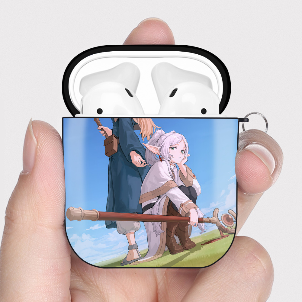 （画像用） 葬送のフリーレン Frieren AirPods 第2世代保護ケース ハードシェル ブラック 耐衝撃・防指紋・カラビナ付き