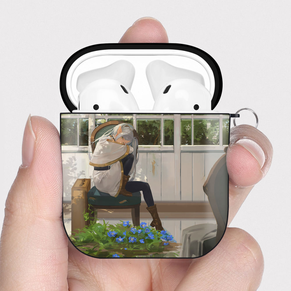 （画像用） 葬送のフリーレン Frieren AirPods 第2世代保護ケース ハードシェル ブラック 耐衝撃・防指紋・カラビナ付き