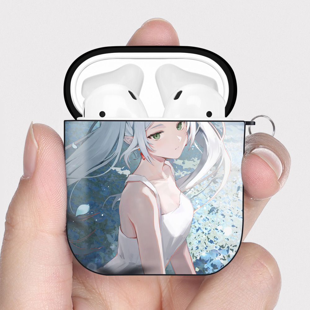 （画像用） 葬送のフリーレン Frieren AirPods 第2世代保護ケース ハードシェル ブラック 耐衝撃・防指紋・カラビナ付き