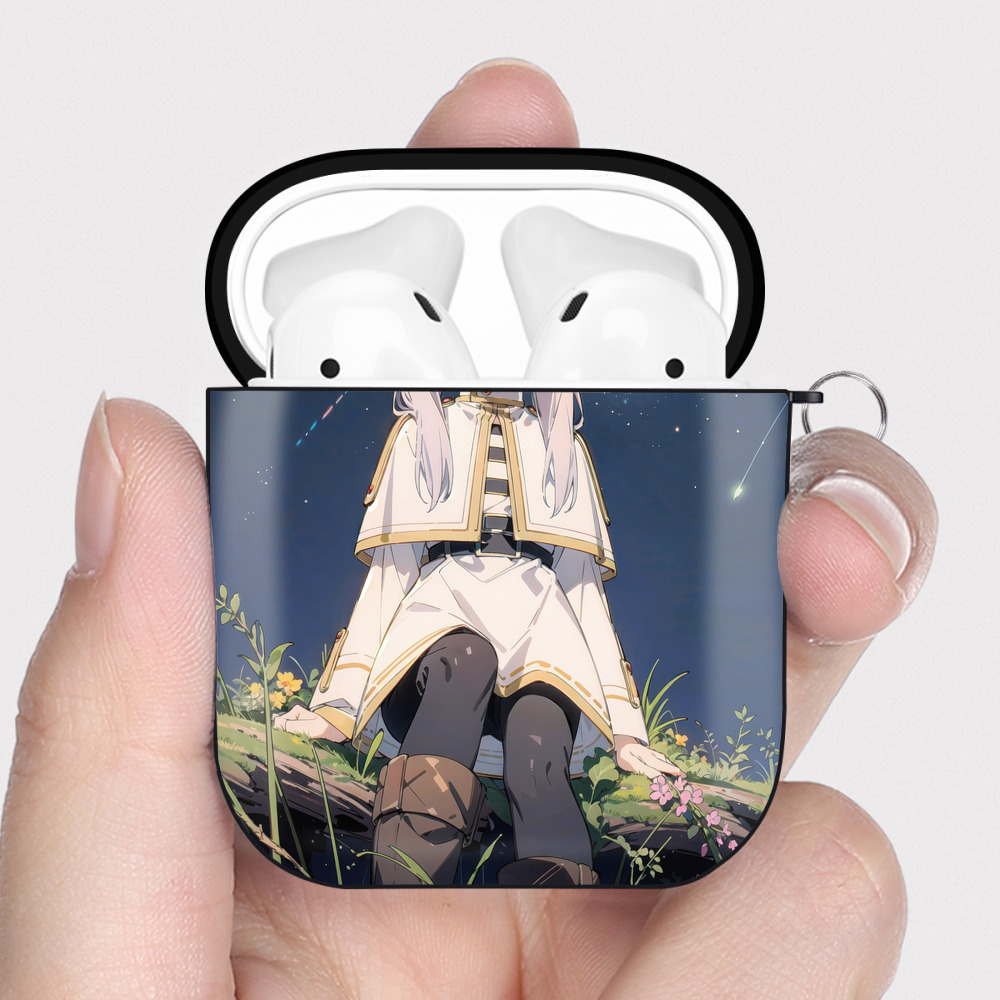 （画像用） 葬送のフリーレン Frieren AirPods 第2世代保護ケース ハードシェル ブラック 耐衝撃・防指紋・カラビナ付き