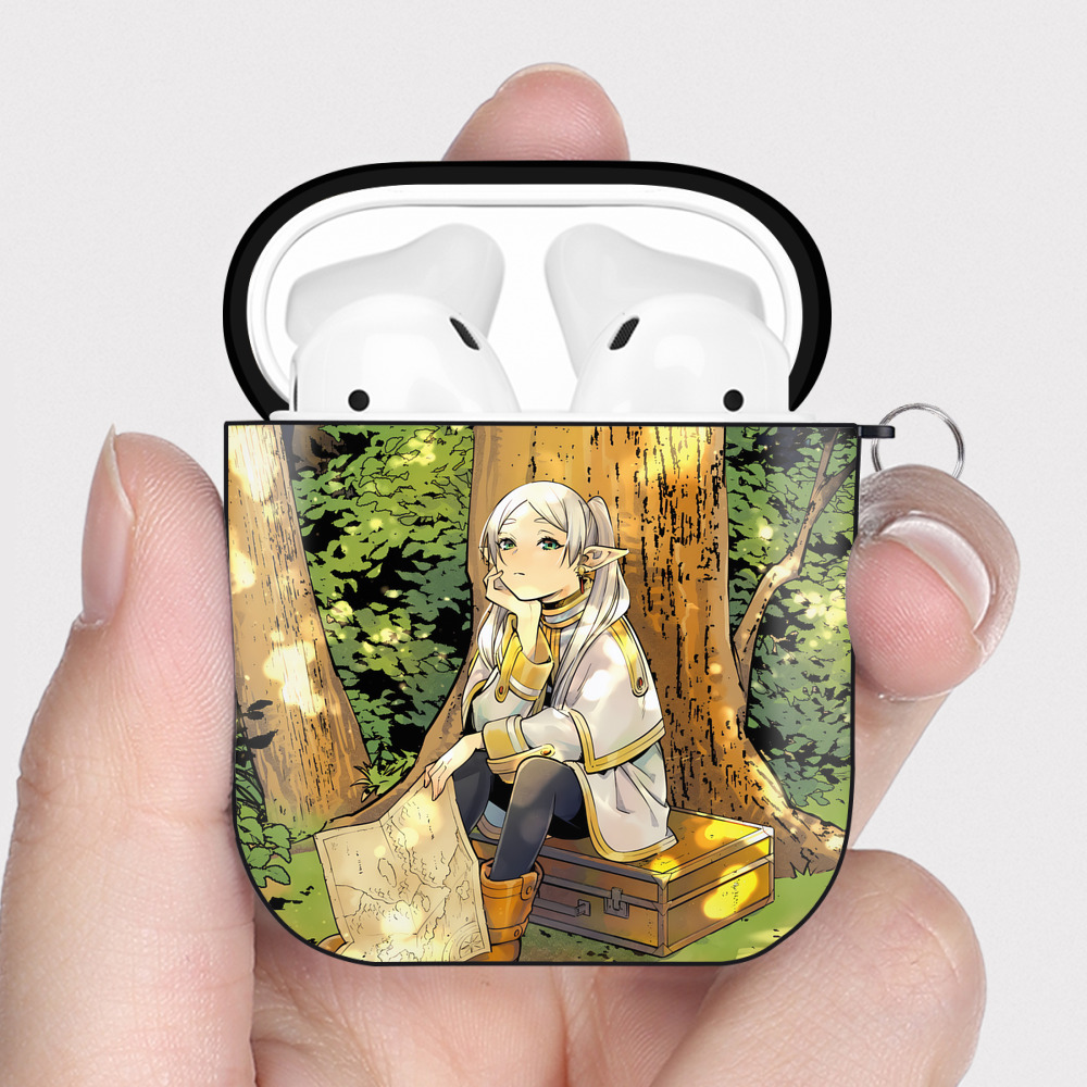 （画像用） 葬送のフリーレン Frieren AirPods 第2世代保護ケース ハードシェル ブラック 耐衝撃・防指紋・カラビナ付き