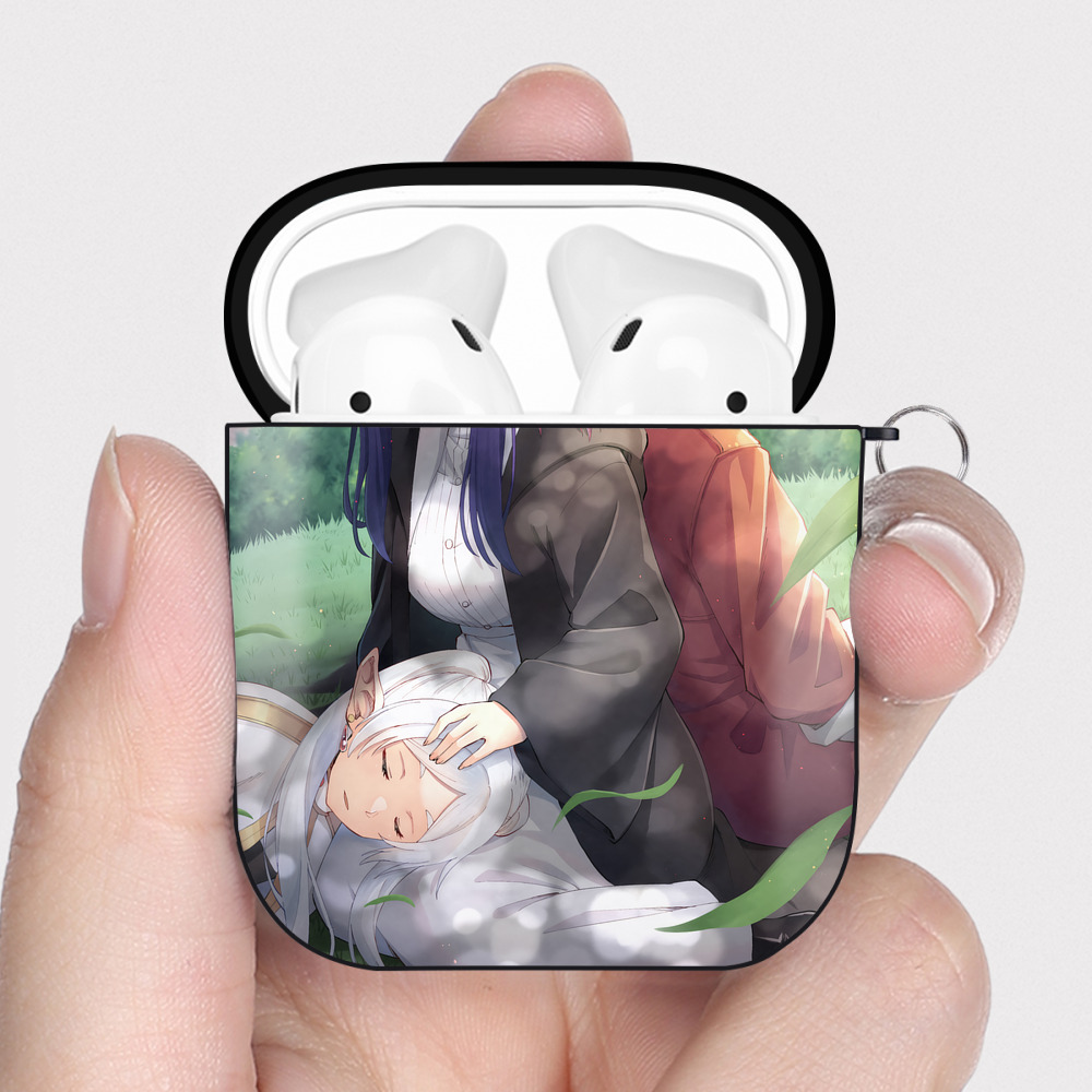 （画像用） 葬送のフリーレン Frieren AirPods 第2世代保護ケース ハードシェル ブラック 耐衝撃・防指紋・カラビナ付き