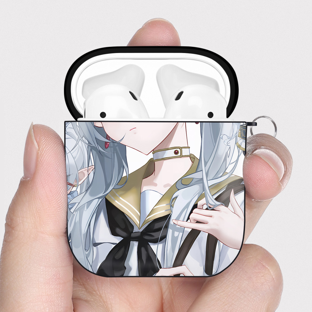 （画像用） 葬送のフリーレン Frieren AirPods 第2世代保護ケース ハードシェル ブラック 耐衝撃・防指紋・カラビナ付き