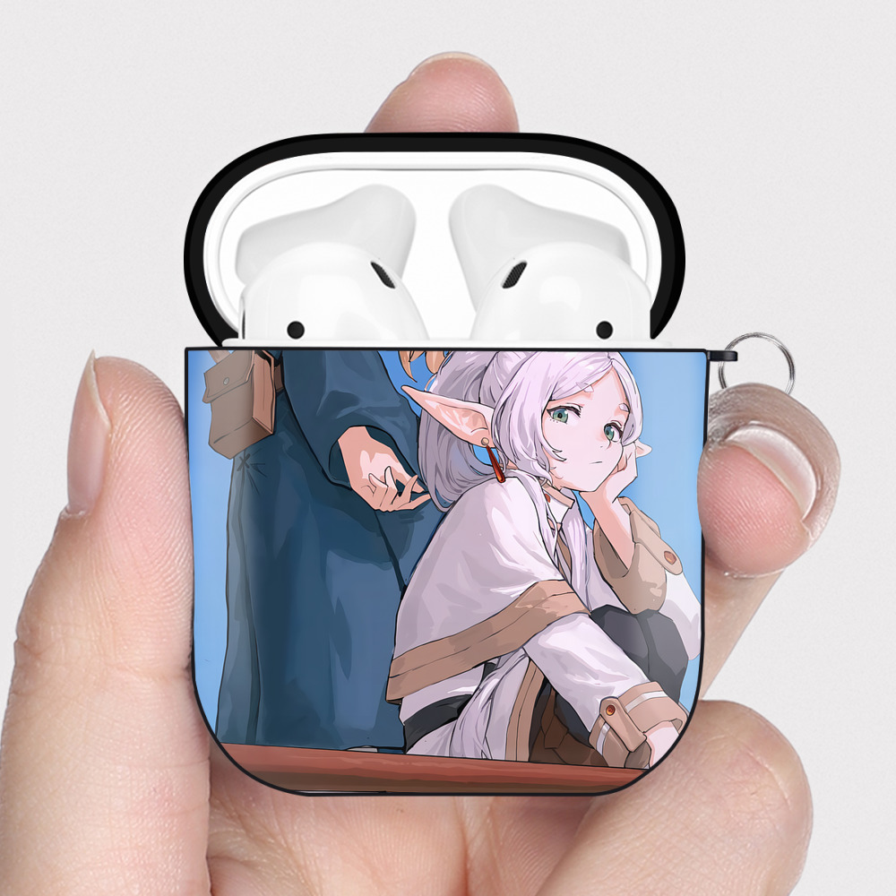 （画像用） 葬送のフリーレン Frieren AirPods 第2世代保護ケース ハードシェル ブラック 耐衝撃・防指紋・カラビナ付き