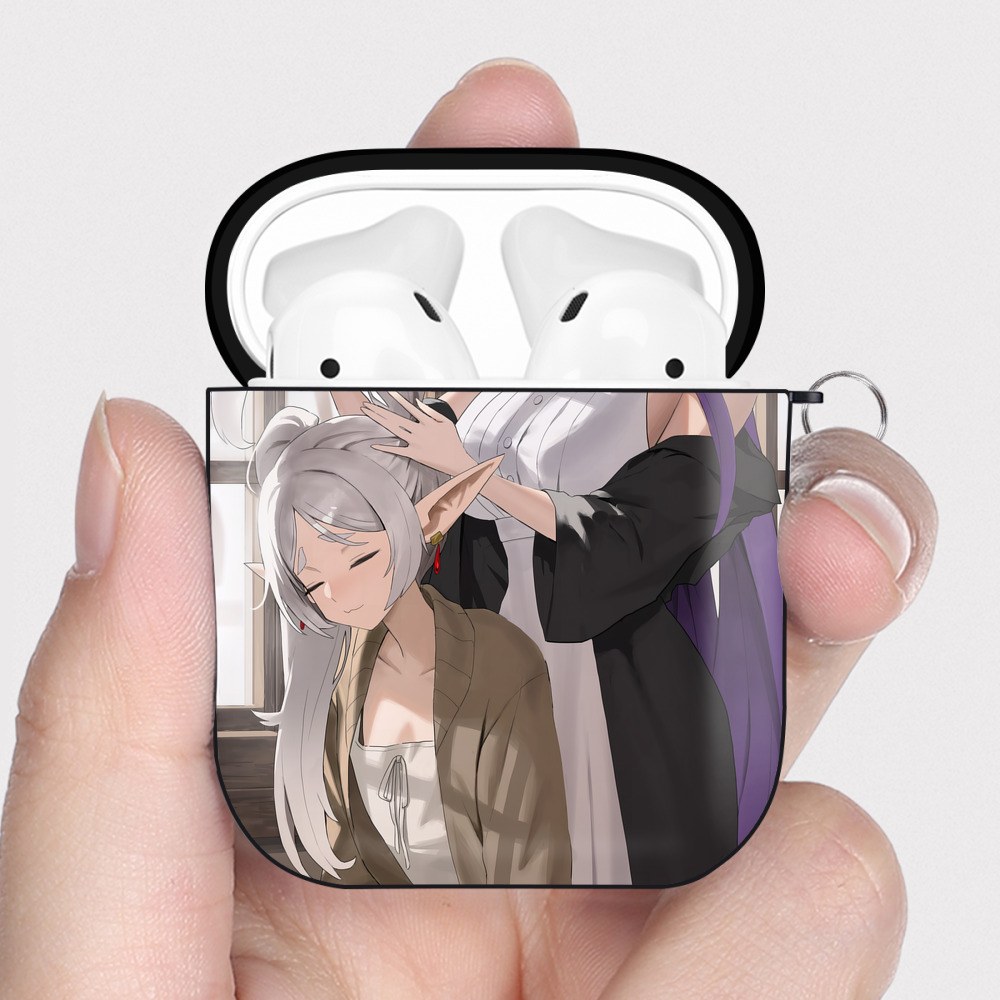 （画像用） 葬送のフリーレン Frieren AirPods 第2世代保護ケース ハードシェル ブラック 耐衝撃・防指紋・カラビナ付き