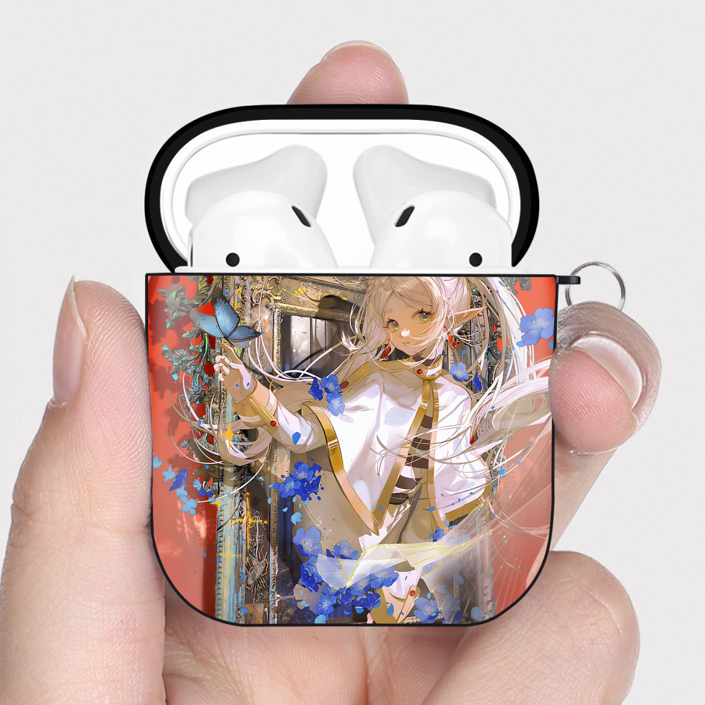 （画像用） 葬送のフリーレン Frieren AirPods 第2世代保護ケース ハードシェル ブラック 耐衝撃・防指紋・カラビナ付き