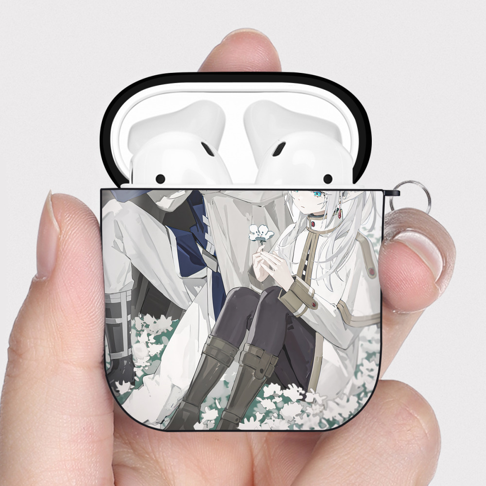 （画像用） 葬送のフリーレン Frieren AirPods 第2世代保護ケース ハードシェル ブラック 耐衝撃・防指紋・カラビナ付き