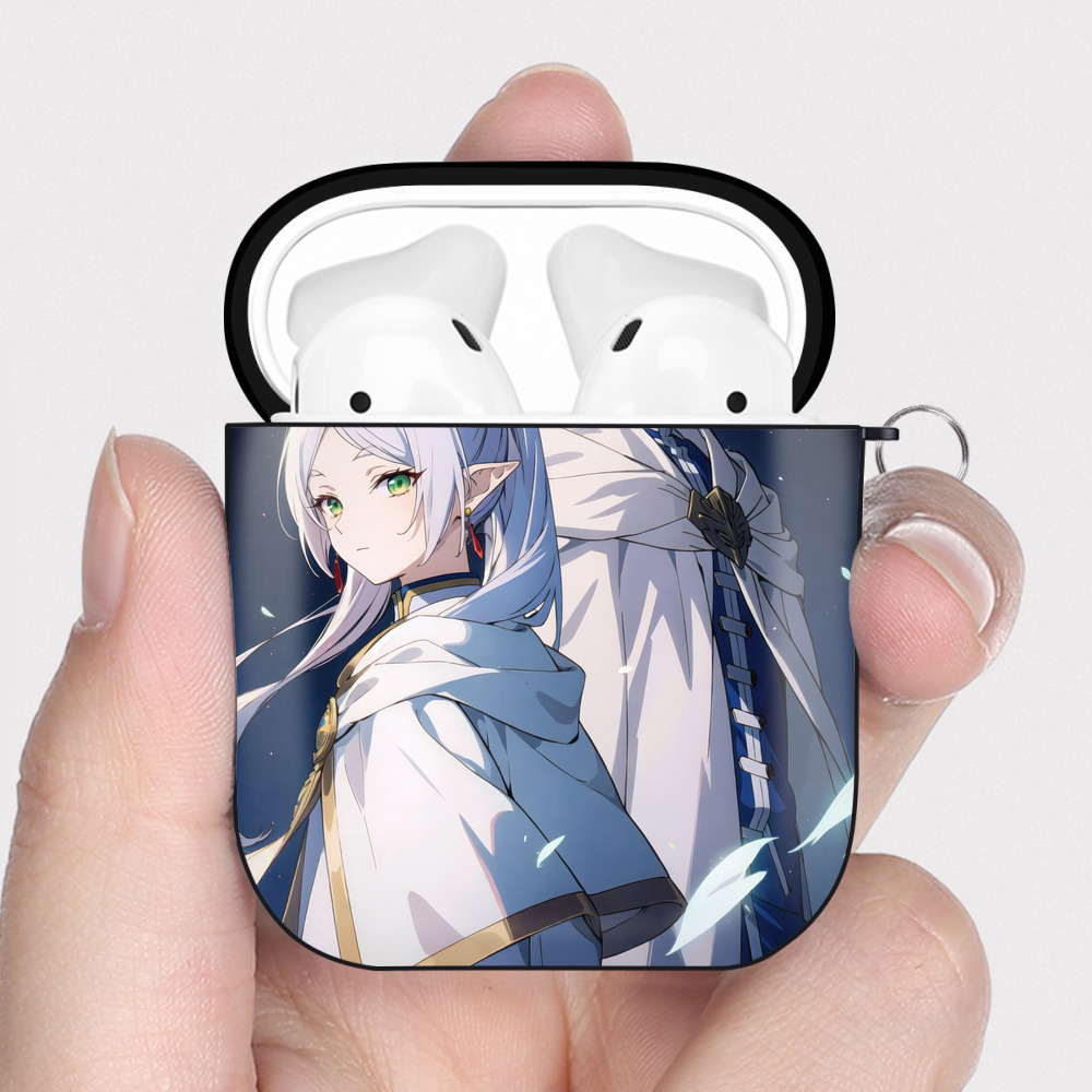 （画像用） 葬送のフリーレン Frieren AirPods 第2世代保護ケース ハードシェル ブラック 耐衝撃・防指紋・カラビナ付き