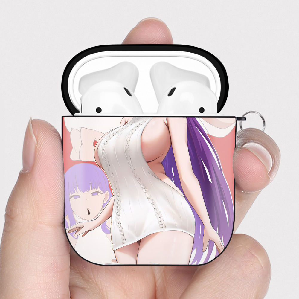 （画像用） 葬送のフリーレン Frieren AirPods 第2世代保護ケース ハードシェル ブラック 耐衝撃・防指紋・カラビナ付き