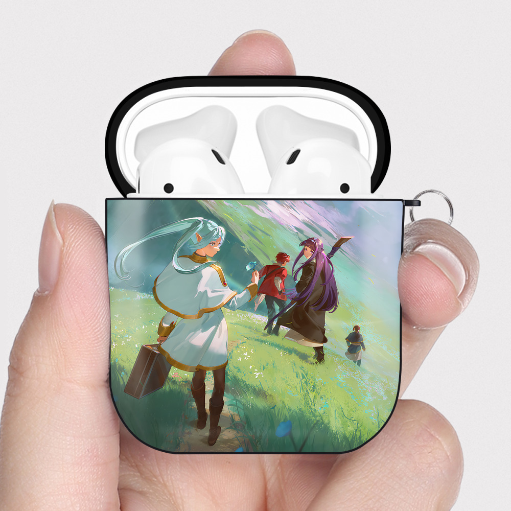 （画像用） 葬送のフリーレン Frieren AirPods 第2世代保護ケース ハードシェル ブラック 耐衝撃・防指紋・カラビナ付き