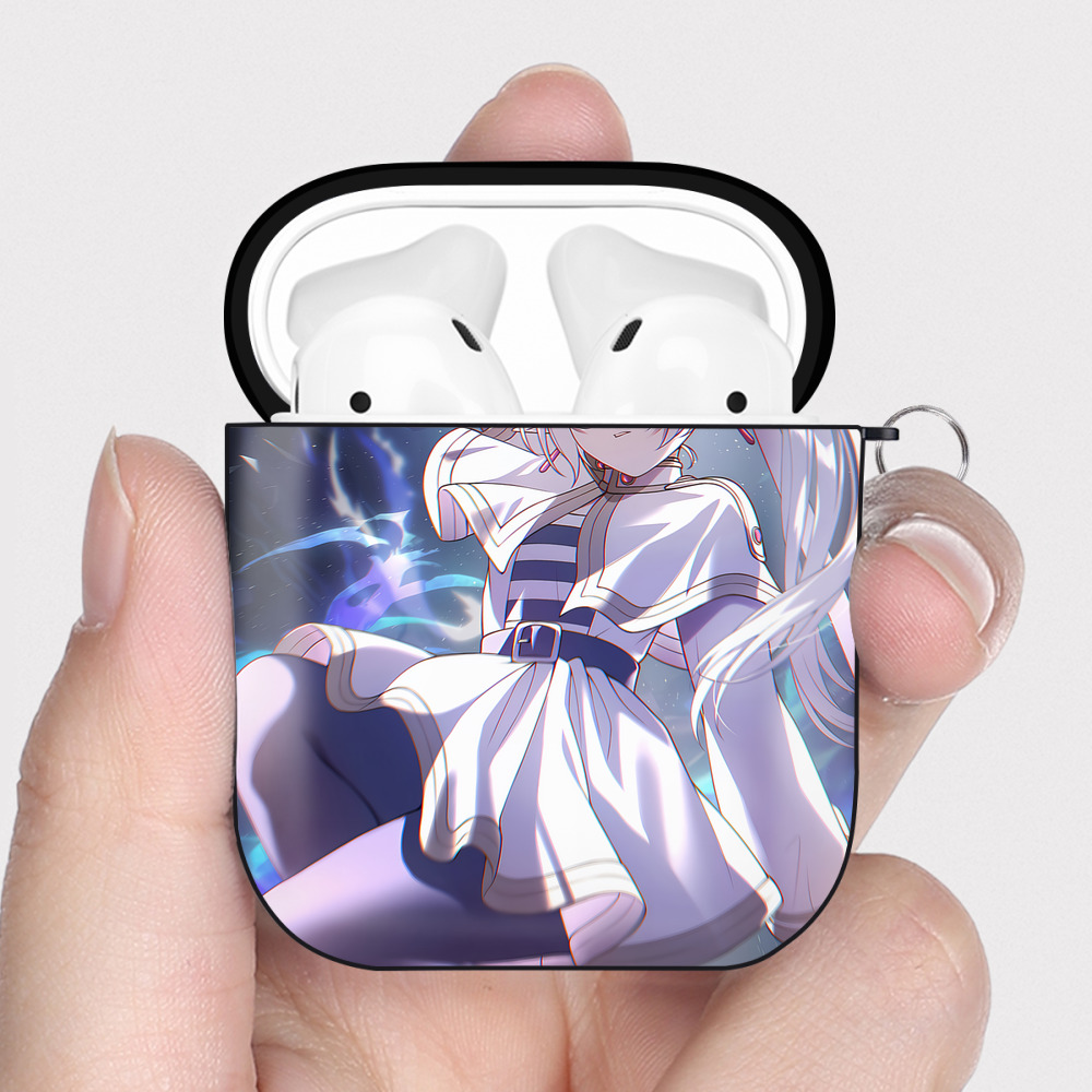 （画像用） 葬送のフリーレン Frieren AirPods 第2世代保護ケース ハードシェル ブラック 耐衝撃・防指紋・カラビナ付き