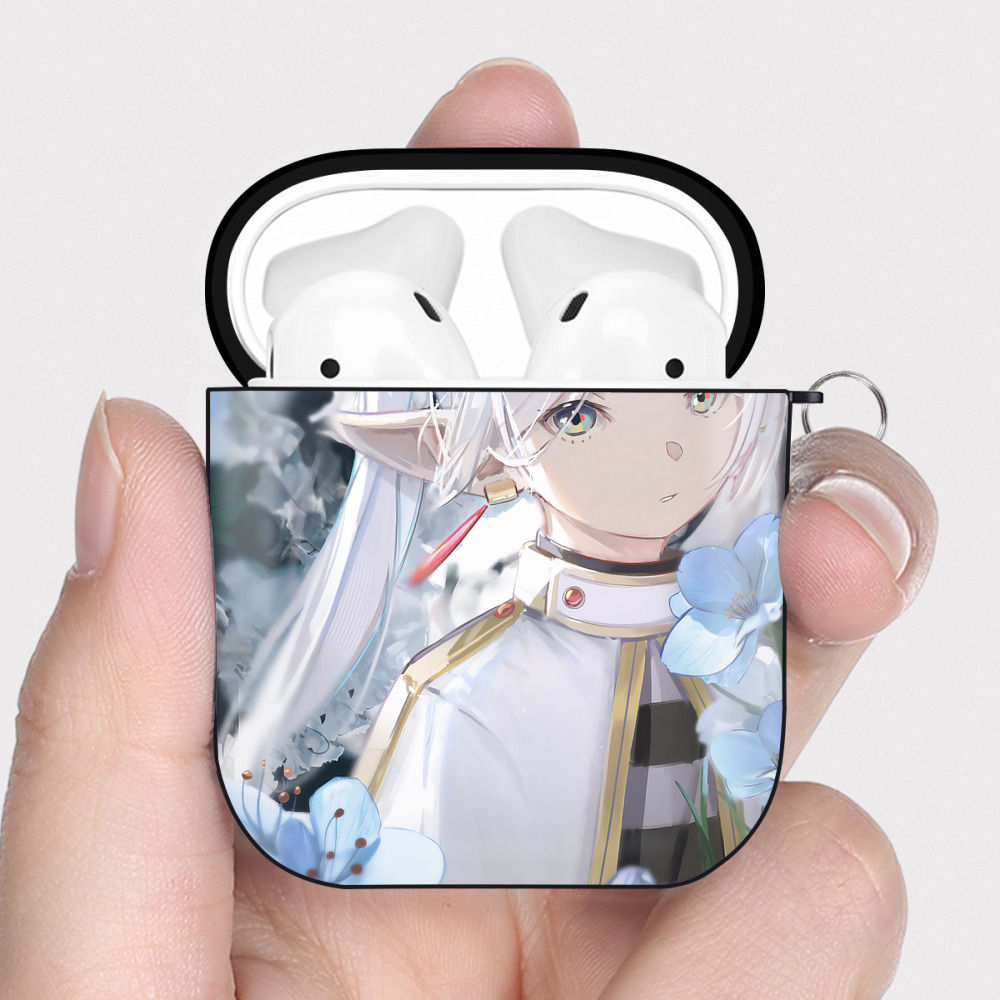 （画像用） 葬送のフリーレン Frieren AirPods 第2世代保護ケース ハードシェル ブラック 耐衝撃・防指紋・カラビナ付き