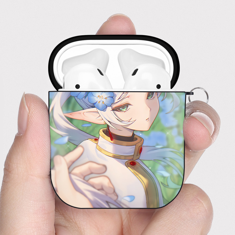 （画像用） 葬送のフリーレン Frieren AirPods 第2世代保護ケース ハードシェル ブラック 耐衝撃・防指紋・カラビナ付き