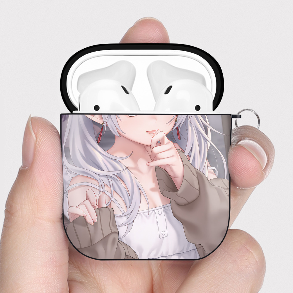 （画像用） 葬送のフリーレン Frieren AirPods 第2世代保護ケース ハードシェル ブラック 耐衝撃・防指紋・カラビナ付き