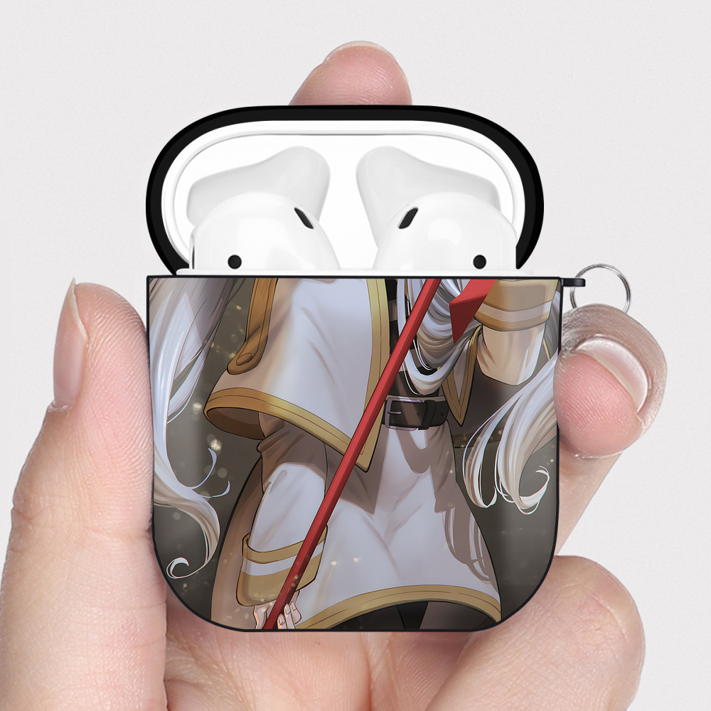（画像用） 葬送のフリーレン Frieren AirPods 第2世代保護ケース ハードシェル ブラック 耐衝撃・防指紋・カラビナ付き