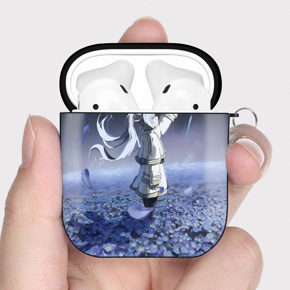 （画像用） 葬送のフリーレン Frieren AirPods 第2世代保護ケース ハードシェル ブラック 耐衝撃・防指紋・カラビナ付き